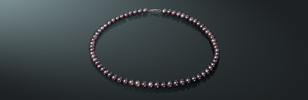 Ожерелье из чёрного пресноводного жемчуга, с замком из серебра 925˚. ч075д40с